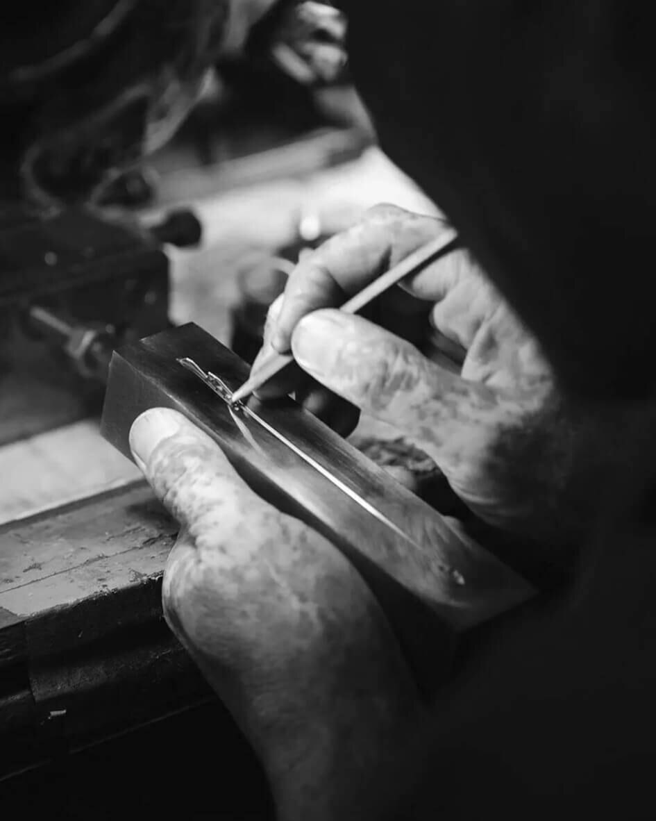 Engraving a temple by hand in Sabae